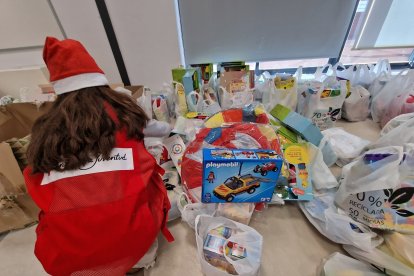 Varias voluntarias de Cruz Roja Juventud durante la preparación de los regalos. C.R.
