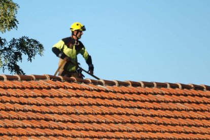 Los bomberos intervienen en un incendio en el Camino de Palomares de Valladolid. Photogenic