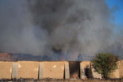 Los bomberos intervienen en un incendio en el Camino de Palomares de Valladolid. Photogenic