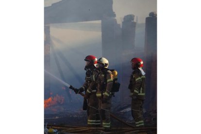 Los bomberos intervienen en un incendio en el Camino de Palomares de Valladolid. Photogenic