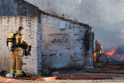 Los bomberos intervienen en un incendio en el Camino de Palomares de Valladolid. Photogenic