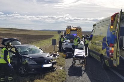 Los servicios sanitarios y los bomberos, en el lugar del accidente. BOMBEROS DIPUTACIÓN DE VALLADOLID