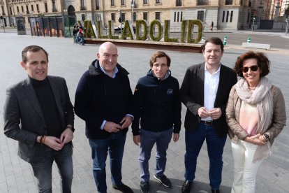 Almeida respalda la candidatura de Carnero en Valladolid.- @alferma1