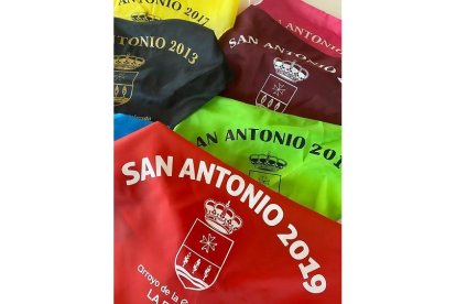 Pañuelos conmemorativos de las fiestas de la localidad. / E.M.