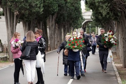 Miles de personas acuden al los cementerios de Valladolid el Día de Todos los Santos.- ICAL