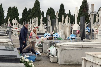 Miles de personas acuden al los cementerios de Valladolid el Día de Todos los Santos.- ICAL