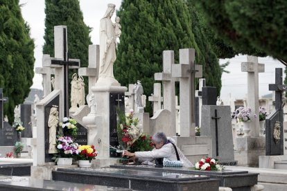 Miles de personas acuden al los cementerios de Valladolid el Día de Todos los Santos.- ICAL