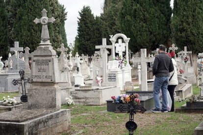 Miles de personas acuden al los cementerios de Valladolid el Día de Todos los Santos.- ICAL