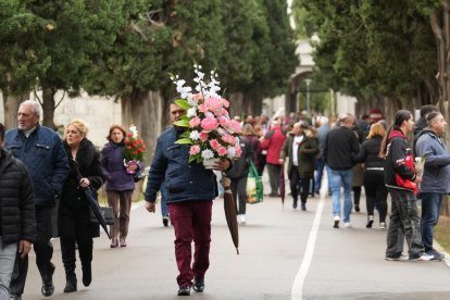 Miles de personas acuden al los cementerios de Valladolid el Día de Todos los Santos.- J.M. LOSTAU
