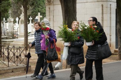 Miles de personas acuden al los cementerios de Valladolid el Día de Todos los Santos.- J.M. LOSTAU
