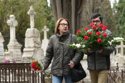 Miles de personas acuden al los cementerios de Valladolid el Día de Todos los Santos.- J.M. LOSTAU