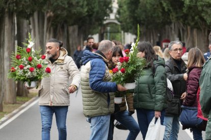 Miles de personas acuden al los cementerios de Valladolid el Día de Todos los Santos.- J.M. LOSTAU