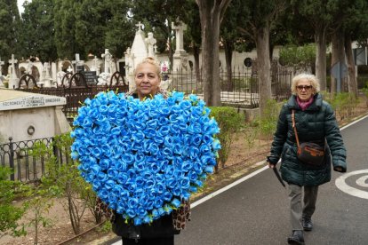 Miles de personas acuden al los cementerios de Valladolid el Día de Todos los Santos.- J.M. LOSTAU