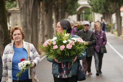 Miles de personas acuden al los cementerios de Valladolid el Día de Todos los Santos.- J.M. LOSTAU