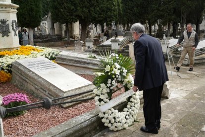 Miles de personas acuden al los cementerios de Valladolid el Día de Todos los Santos.- J.M. LOSTAU