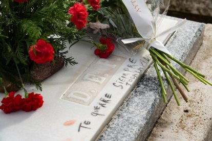Miles de personas acuden al los cementerios de Valladolid el Día de Todos los Santos.- J.M. LOSTAU