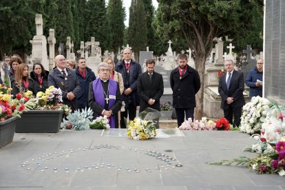 El alcalde de Valladolid, Jesús Julio Carnero, asiste a los actos institucionales en el cementerio municipal de El Carmen con motivo del día de Todos los Santos.- ICAL