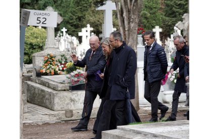 El alcalde de Valladolid, Jesús Julio Carnero, asiste a los actos institucionales en el cementerio municipal de El Carmen con motivo del día de Todos los Santos.- ICAL
