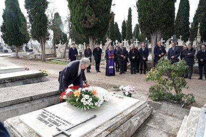 El alcalde de Valladolid, Jesús Julio Carnero, asiste a los actos institucionales en el cementerio municipal de El Carmen con motivo del día de Todos los Santos.- ICAL