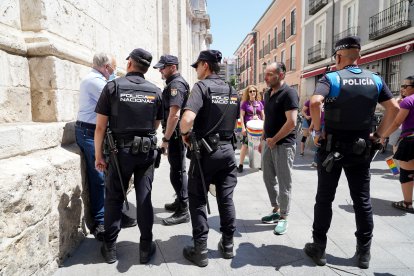 Conflicto entre los participantes en una manifestación LGTBI y los asistentes a la bendición del arzobispo desde la torre de la Catedral al celebrarse los dos actos al mismo tiempo. ICAL