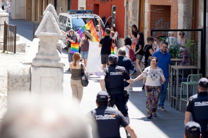 Conflicto entre los participantes en una manifestación LGTBI y los asistentes a la bendición del arzobispo desde la torre de la Catedral al celebrarse los dos actos al mismo tiempo. ICAL