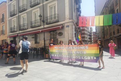 Conflicto entre los participantes en una manifestación LGTBI y los asistentes a la bendición del arzobispo desde la torre de la Catedral al celebrarse los dos actos al mismo tiempo. P. MARTÍN
