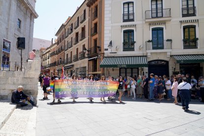 Conflicto entre los participantes en una manifestación LGTBI y los asistentes a la bendición del arzobispo desde la torre de la Catedral al celebrarse los dos actos al mismo tiempo. ICAL