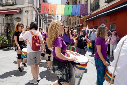 Conflicto entre los participantes en una manifestación LGTBI y los asistentes a la bendición del arzobispo desde la torre de la Catedral al celebrarse los dos actos al mismo tiempo. ICAL