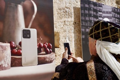 Presentación del Xiaomi 13 Series en el Museo Provincial del Vino, en el castillo de Peñafiel (Valladolid) en la Milla de Oro del Vino-Provincia de Valladolid. Asiste el presidente de la Diputación Provincial, Conrado Íscar; el alcalde de la localidad, Roberto Díez, y los maestros artesanos que han participado en la grabación de la campaña. -ICAL