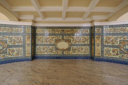 Azulejo de la Facultad de Derecho de la Universidad de Valladolid del que se ha retirado un texto con mención a Francisco Franco. -PHOTOGENIC