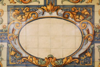 Azulejo de la Facultad de Derecho de la Universidad de Valladolid del que se ha retirado un texto con mención a Francisco Franco. -PHOTOGENIC