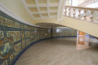 Azulejo de la Facultad de Derecho de la Universidad de Valladolid del que se ha retirado un texto con mención a Francisco Franco. -PHOTOGENIC