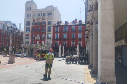 Intervención de los bomberos en la Plaza Mayor.- E.M.