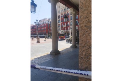 Intervención de los bomberos en la Plaza Mayor.- E.M.