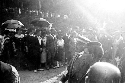 Romería de San Isidro en una foto histórica de fecha indeterminada. Los ropajes de los asistentes, sobre todo el de los 'ricos hombres' de la derecha a los que mira la concurrencia, hacen pensar que podría datarse en los años 30. ARCHIVO MUNICIPAL