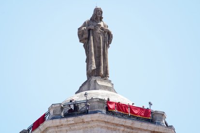 Bendición que imparte desde la torre de la Catedral el arzobispo de Valladolid, con motivo del Año Jubilar Venga tu Reino, concedido por el papa a la Diócesis de Valladolid.- ICAL