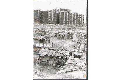 Chabolas con cuartel al fondo. Años 70. ARCHIVO MUNICIPAL