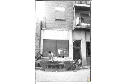 Niños jugando en un contenedor de escombros en el Barrio de San Isidro en los años 70. ARCHIVO MUNICIPAL