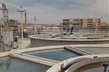 Instalaciones de la depuradora de San Isidro. Tanques exteriores. Al fondo, edificios. Años 80. ARCHIVO MUNICIPAL