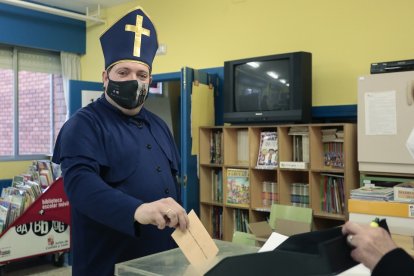 El hostelero Juan López, vota disfrazado de obispo en el Colegio Público La Palomera de León. -ICAL