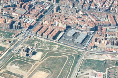 Vista aérea de parte del Páramo de San Isidro con el barrio de San Isidro, antiguo Mercado central y calles entre San Isidro, Paseo Juan Carlos I, calle La Salud y Pelícano. Año 1989. ARCHIVO MUNICIPAL
