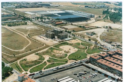 Cruce del Paseo Juan Carlos I con Páramo de San Isidro. En primer término, antiguo Mercado Central Mayorista en San Isidro. En el centro, parque Fuente de la Salud recién acondicionado y Comandancia de la Guardia Civil. Arriba, a ambos lados de la avenida de Soria, acuartelamiento de San Isidro, estación depuradora e instalaciones de Iveco, con ermita y potabilizadora. Año 1993. ARCHIVO MUNICIPAL