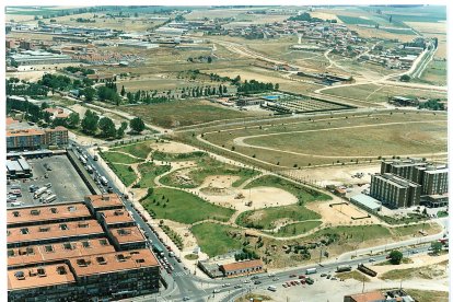 Cruce del paseo de Juan Carlos I con Páramo de San Isidro. A la izquierda, antiguo Mercado Central Mayorista. En el centro, parque Fuente de la Salud recién acondicionado, junto a la Comandancia de la Guardia Civil. Arriba, centro deportivo militar San Isidro. Al fondo a la derecha, barrio de Las Flores. Año 1993. ARCHIVO MUNICIPAL