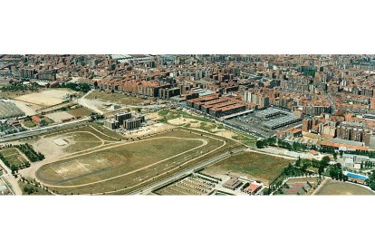 A la derecha, antiguo Mercado Central Mayorista junto al Paseo de Juan Carlos I. Abajo, complejo deportivo militar de San Isidro. En el centro, parque Fuente de la Salud junto a la Comandancia de la Guardia Civil. A la izquierda de la imagen, depuradora. En la parte superior otros barrios de la ciudad. ARCHIVO MUNICIPAL