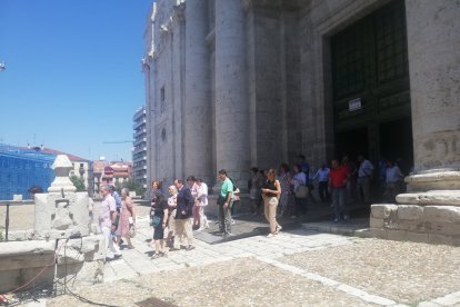 Bendición que imparte desde la torre de la Catedral el arzobispo de Valladolid, con motivo del Año Jubilar Venga tu Reino, concedido por el papa a la Diócesis de Valladolid.- E.M.
