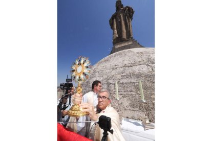 Bendición que imparte desde la torre de la Catedral el arzobispo de Valladolid, con motivo del Año Jubilar Venga tu Reino, concedido por el papa a la Diócesis de Valladolid.- ICAL