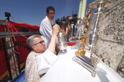 Bendición que imparte desde la torre de la Catedral el arzobispo de Valladolid, con motivo del Año Jubilar Venga tu Reino, concedido por el papa a la Diócesis de Valladolid.- ICAL
