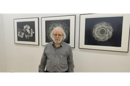 Rafael Pablos junto a tres de sus fotografías