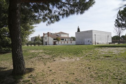 Ermita de San Isidro y Museo de los Aperos desde la pradera. J. M. LOSTAU