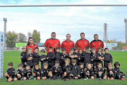 Los jugadores y entrenadores del sub 6.